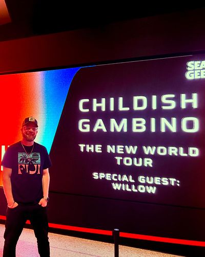 “Gotta be different, take chances like pictures.”📸🌌

#donaldglover #childishgambino #thenewworldtour #willowsmith #music #con...