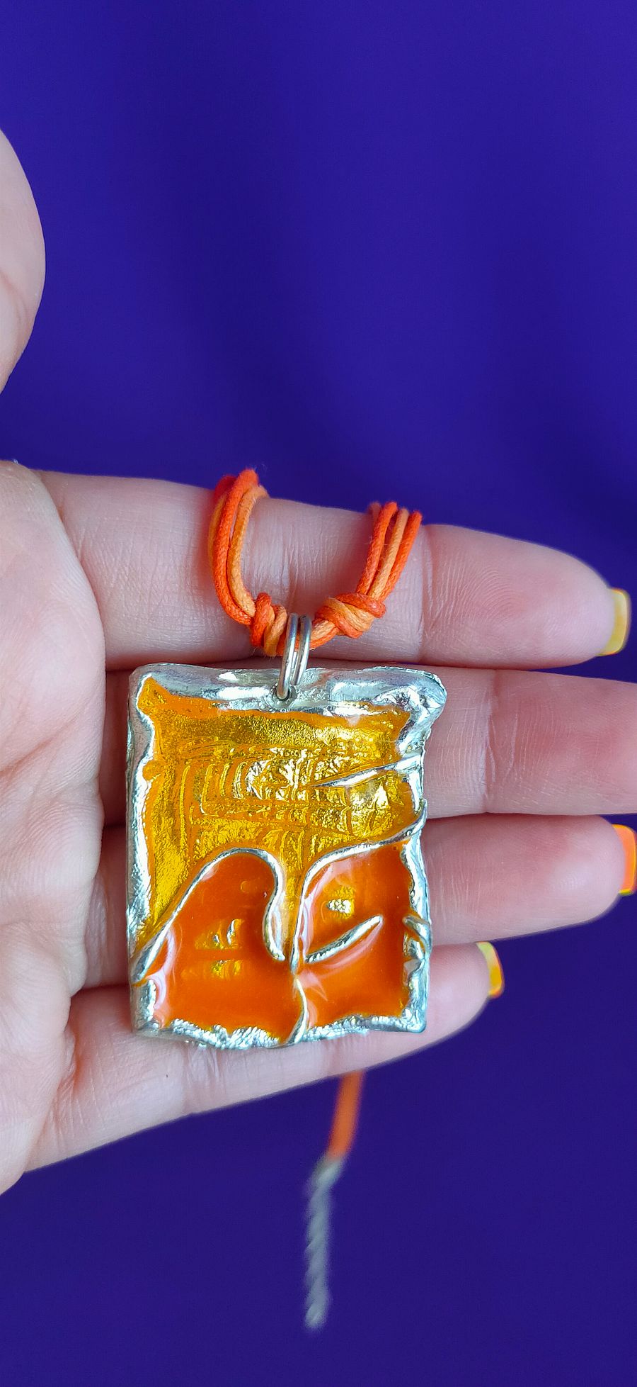Colar Abstrato Minimalista, Placa Esmaltada, anos 90, colar único e atemporal, fio em cabedal, acessório de moda, estética retro product image (10)