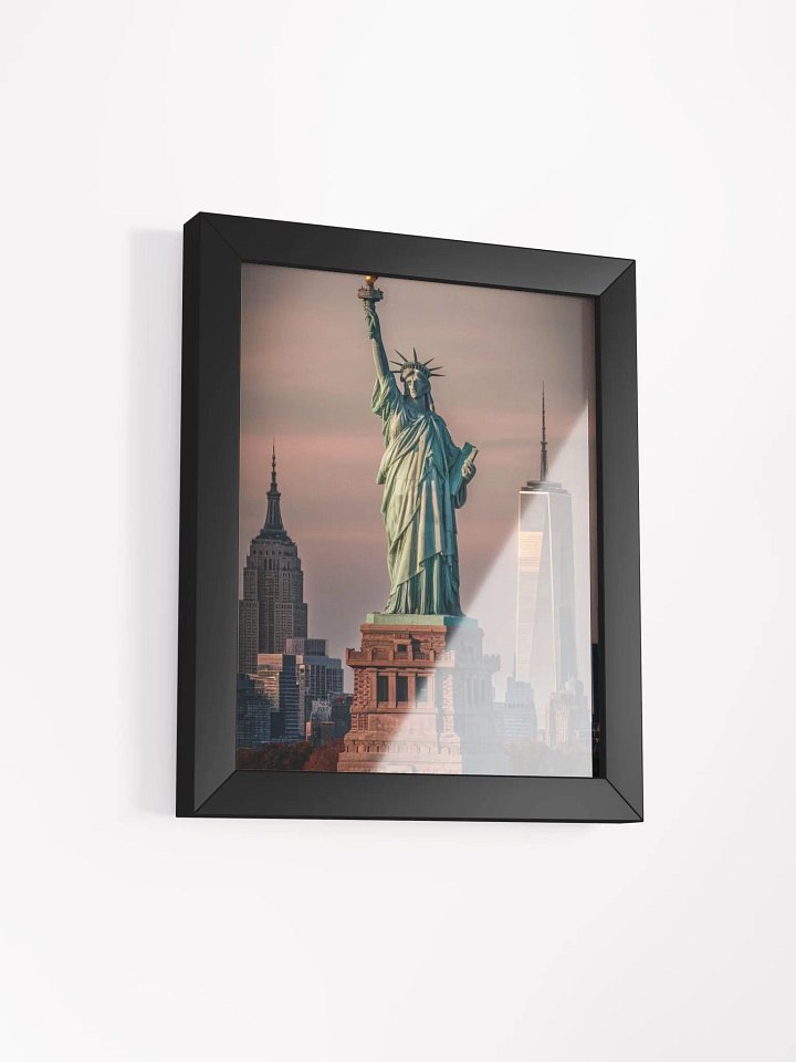 Statue of Liberty in front of New York City skyline. product image (12)