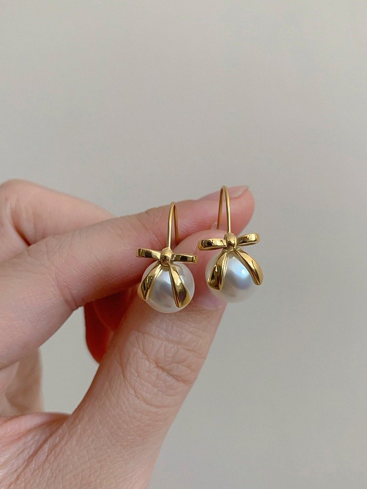 Bow Pearl Drop Earrings | 18K Gold Plated product image (4)