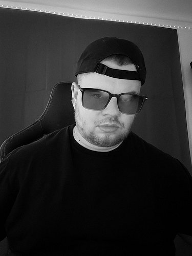 🖤 Style ist keine Frage – es ist ein Statement.
#BossEyewear #BlackAndWhiteVibes #ZinRyZe #Authentisch #streamerstyle