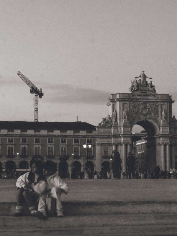 Lovers in Rua Augusta - Black & White Photo product image (1)