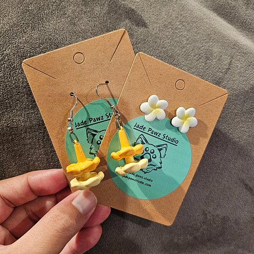 I've been slowly expanding my earring collection. 
.
.
.
#earrings #jewelrymaker #resinprinting #resinart #earringshop #flowe...