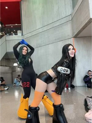 Finally posting this dance with @twitch.queen93 ‼️ It was SO hard to dance in these boots😭 #onepiece #nicorobin #zoro #onepiececosplay 