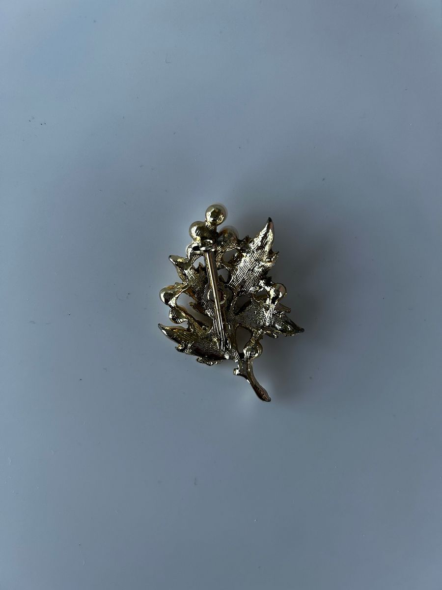 Vintage Gold Tone Leaves Faux Pearls Brooch product image (4)
