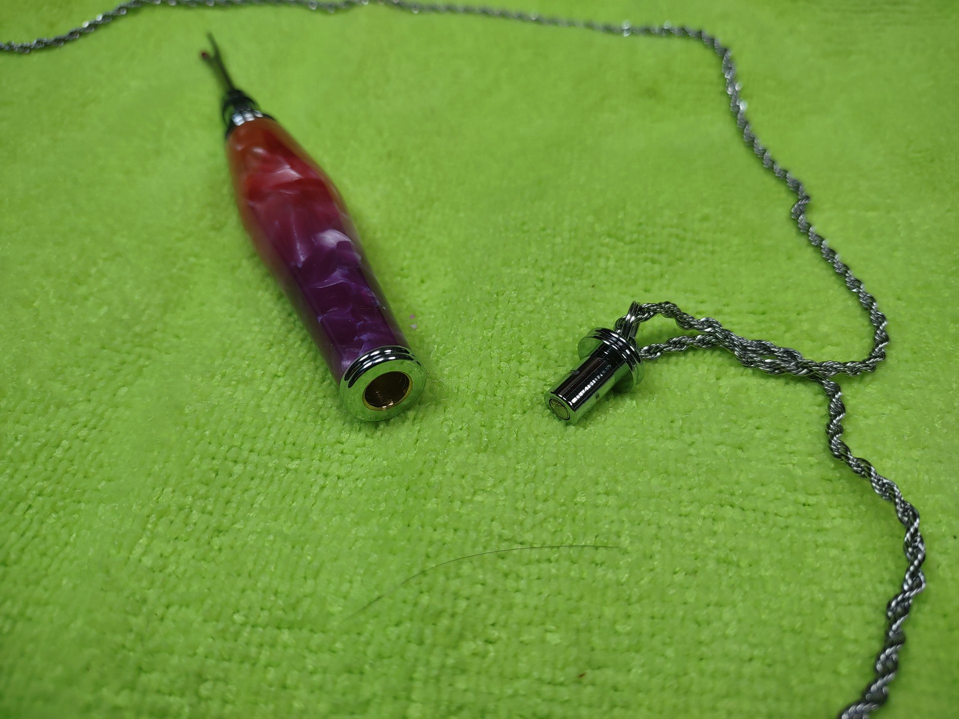 Ready to Rip: Magnetic Necklace Seam Ripper in Pink–Purple Gradient product image (4)