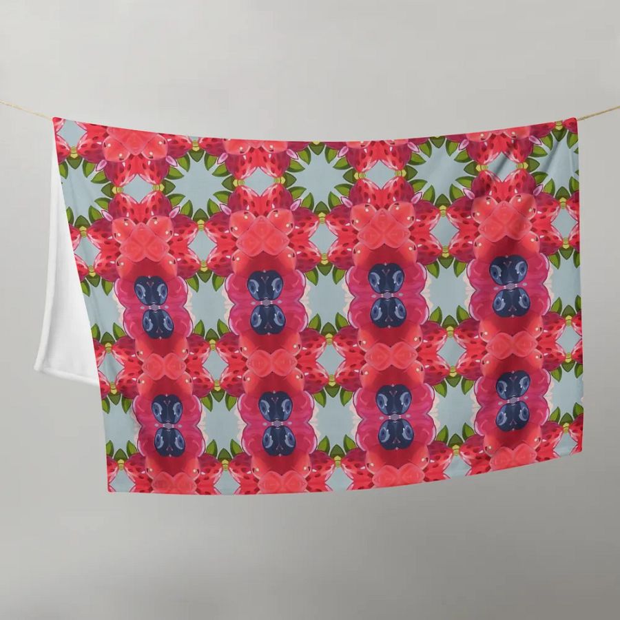 Berry Bliss Seamless Patterned Throw Blanket product image (2)