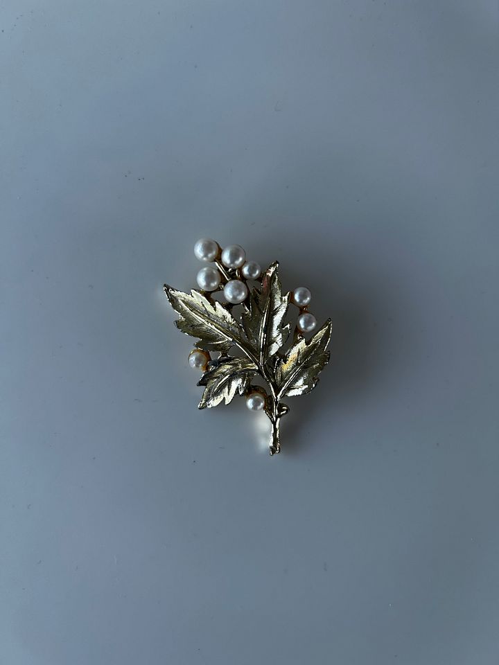 Vintage Gold Tone Leaves Faux Pearls Brooch product image (1)