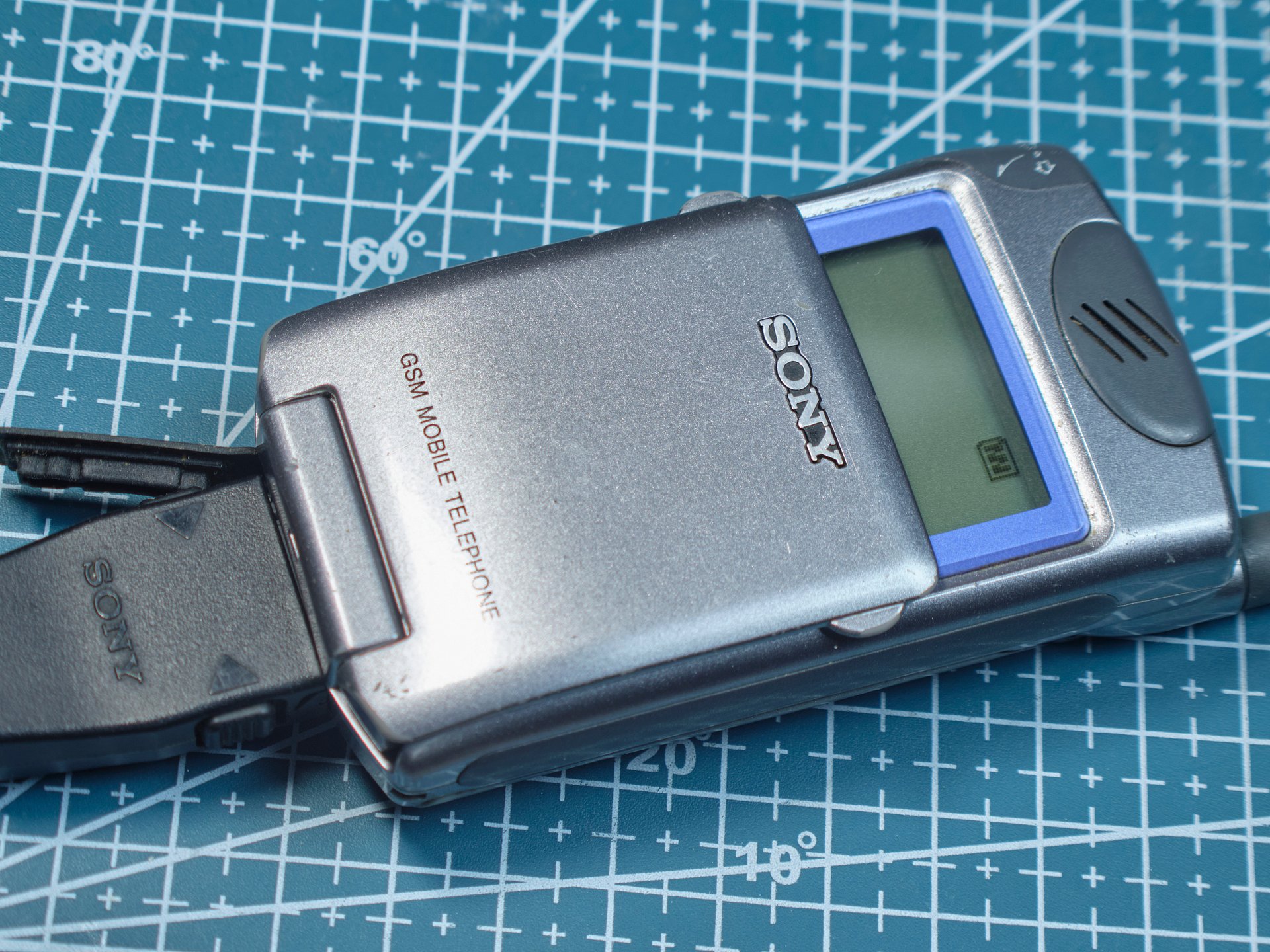 Sony CMD-Z5 Unlocked – Vintage Retro Mobile Phone with Original Charger – Rare Collectible product image (11)