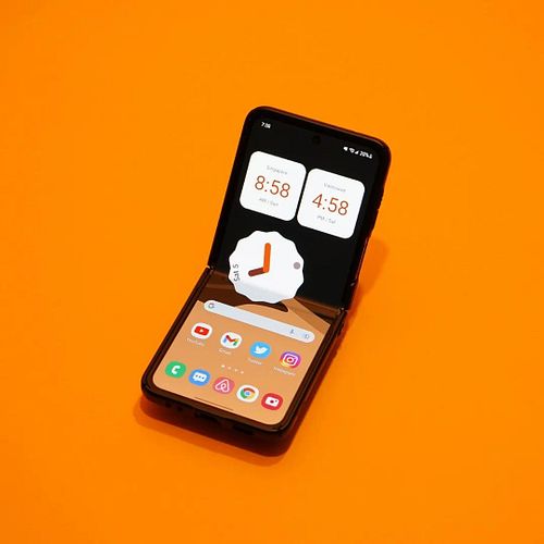 What do you think about android 12 on the Z FLIP 3? Does it enhance any functionality or is it all aesthetic???
.
.
.
#zflip3...