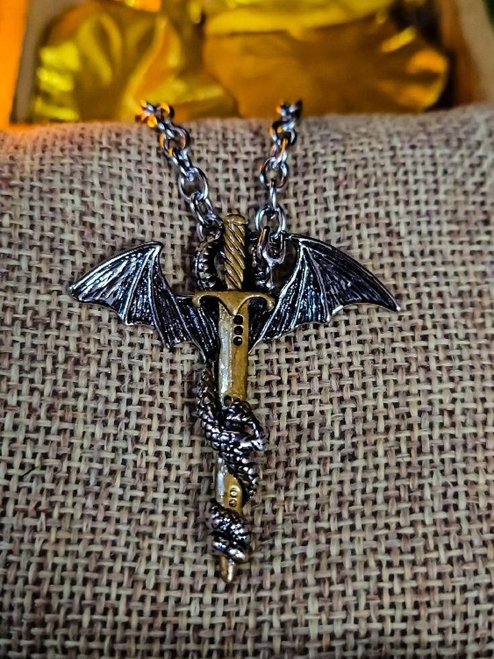 The Armored Kingdom Blade of the Dragonlord Necklace product image (1)