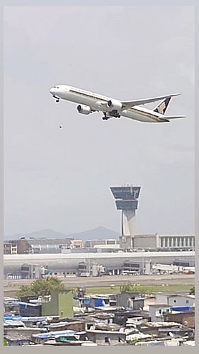 @singaporeair B787 DEPARTURE AT VABB (MUMBAI AIRPORT)