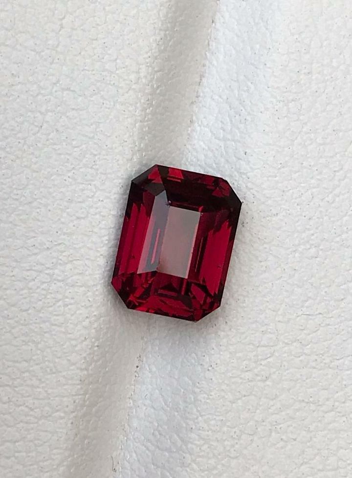 SRILANKAN GARNET DEEP RED COLOR LOOSE GEMSTONE EMERALD CUT, 3.75 CARAT product image (2)