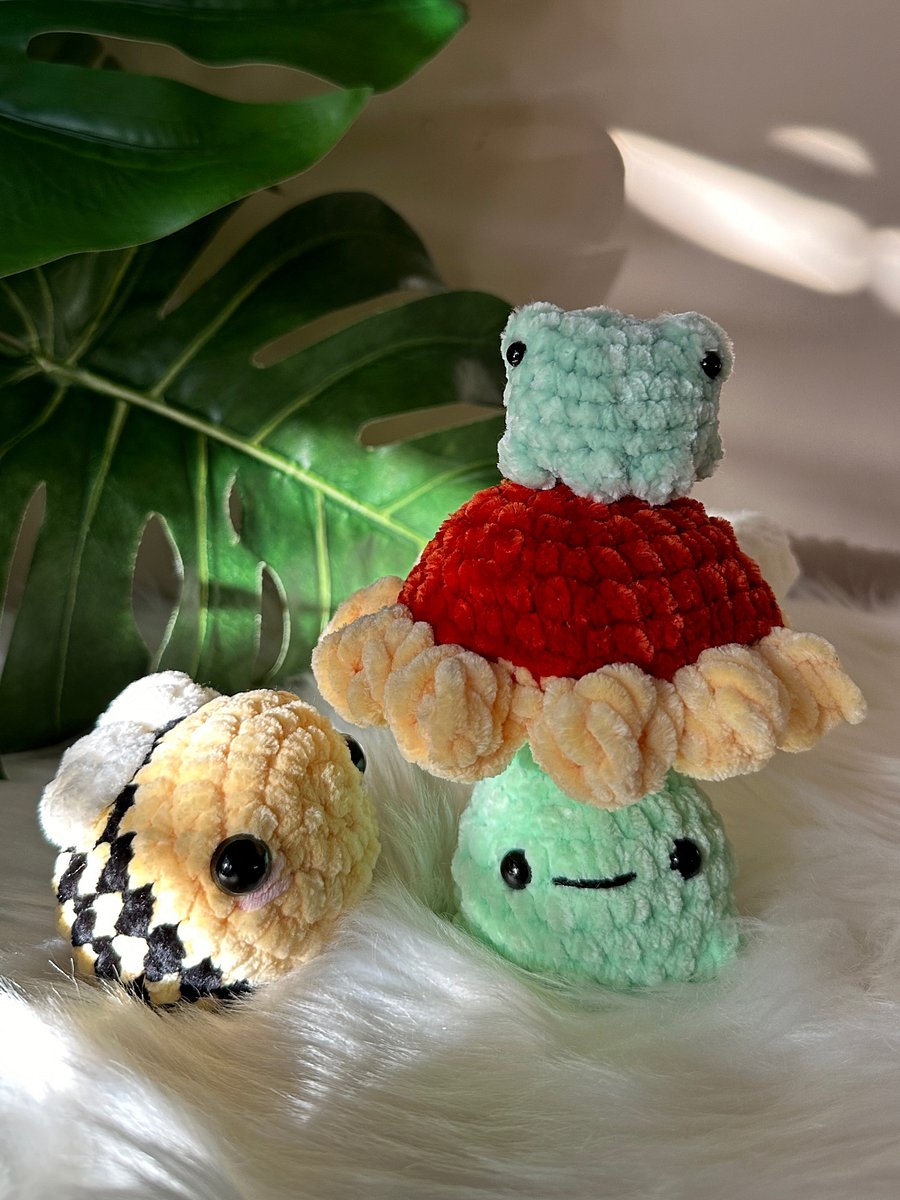Removable Potted Sunflower & Smol Frog product image (4)