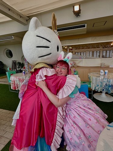 It was a dream come true to visit @awajihellokittyappleland! I loved Hello Kitty Smile on Awaji Island. It was such a beautif...