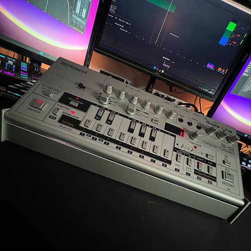 The most fun EVER comes in a tiny box! 😃😃 The TB-303’s successor TB-03 is AWESOME! 😆😆

#tb03 #funtimes #studiolife #tb303