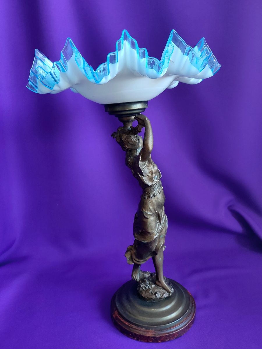 🌟Estátua Arte Nova em Metal com Taça de Cristal Branco e Bordo Azul – Peça Única e Colecionável product image (6)