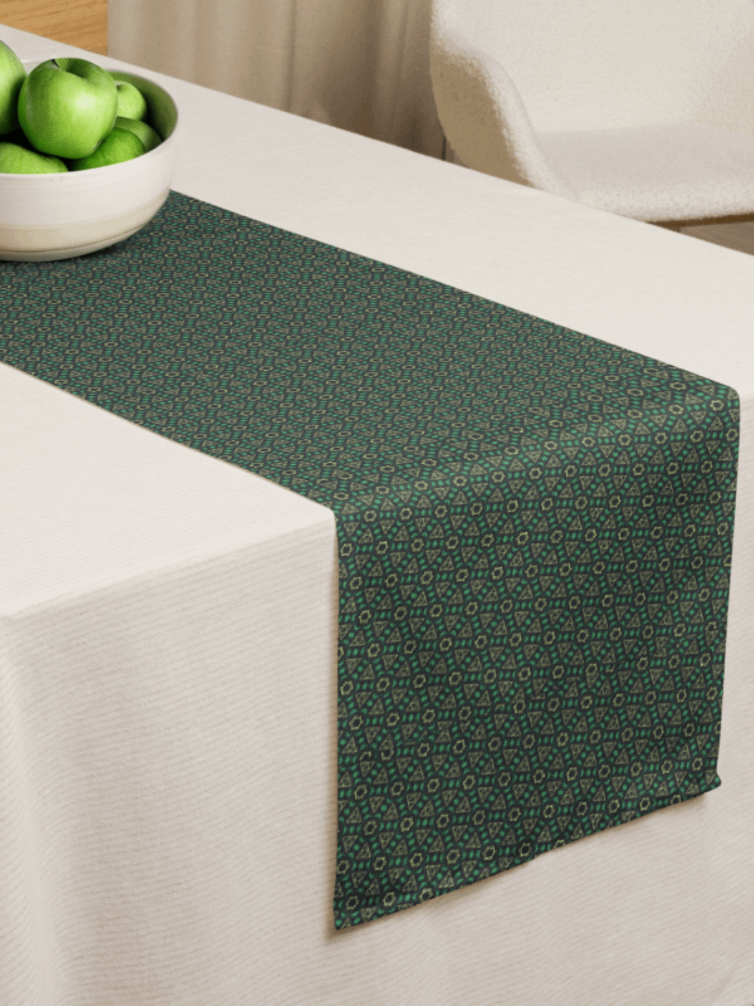 Green star pattern table runner product image (3)