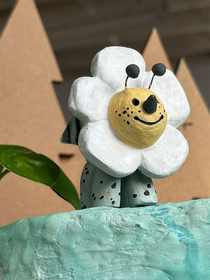 Bee Flower Ceratopsid Ceramic Spill product image (1)