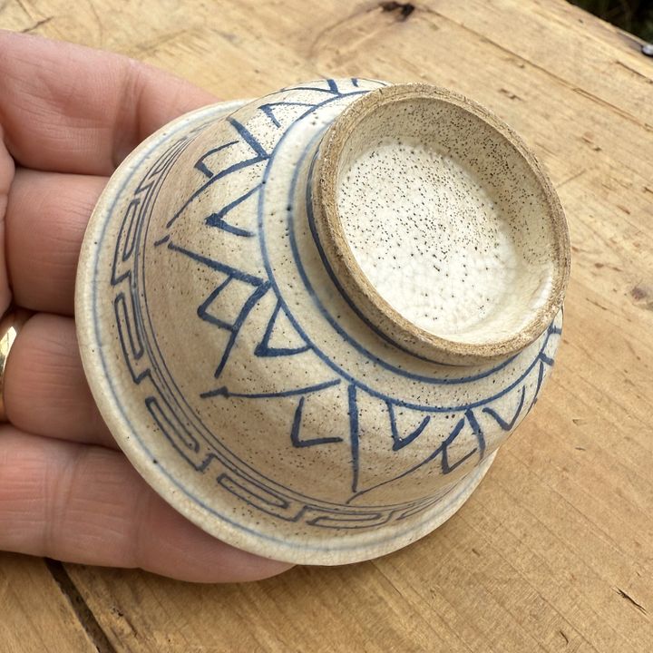 🎎 Hand-Painted Guinomi Sake Cup – Showa Era – Japan Antique Roadshow product image (2)