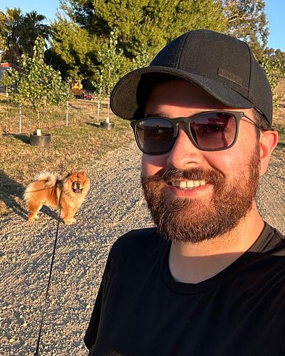 When we drive Sydney to Melbourne we always make sure to stop at this farm, Bowser loves it, and so do we! Lovely place 🌅
