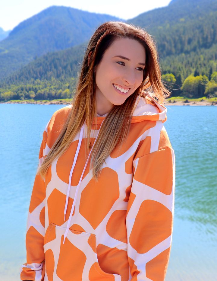 Giraffe hoodie product image (1)