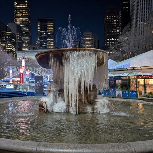 Super frozen fountain at #bryantpark #nyc #frozen #teampixel