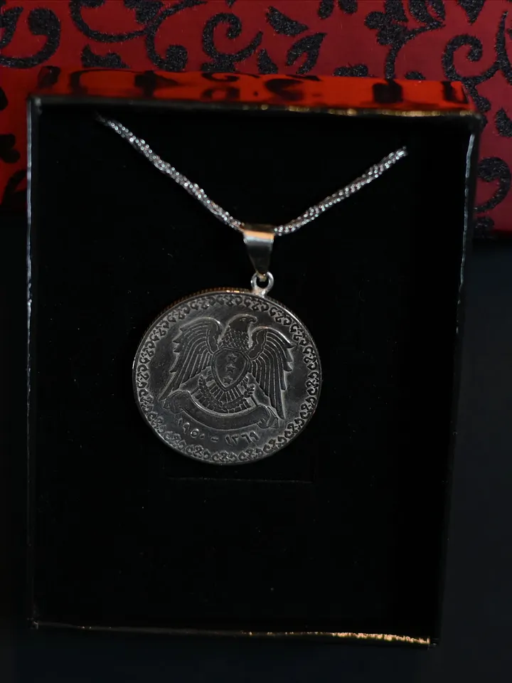 قلادة علم الثورة - ليرة من الفضة 1950 product image (2)