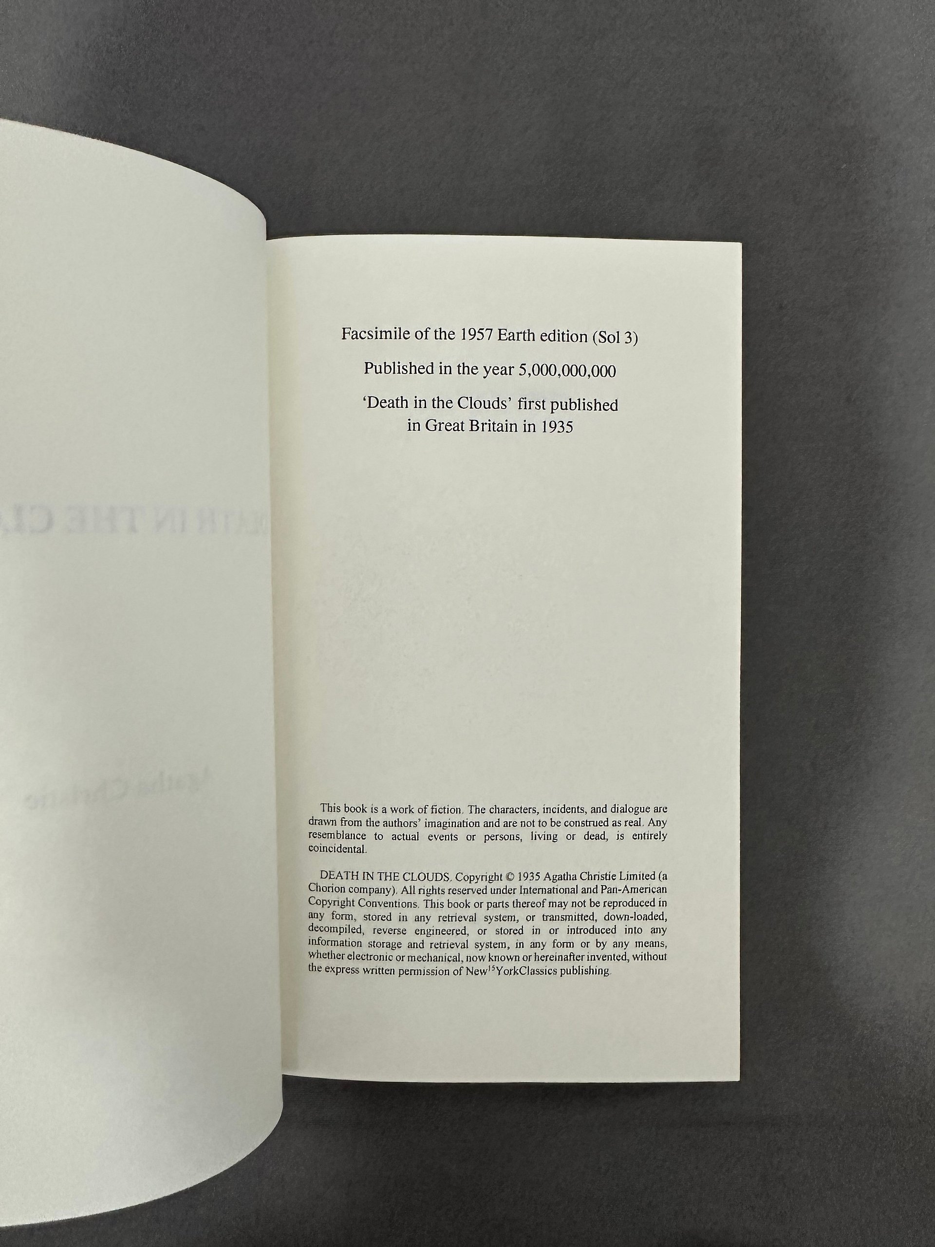 10th Doctor's Death in the Clouds Book product image (4)