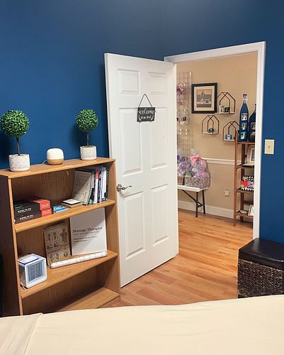 Beautiful studio/work space available for RENT.✨ Share this with your friends and other up and coming professionals. 

Perfec...