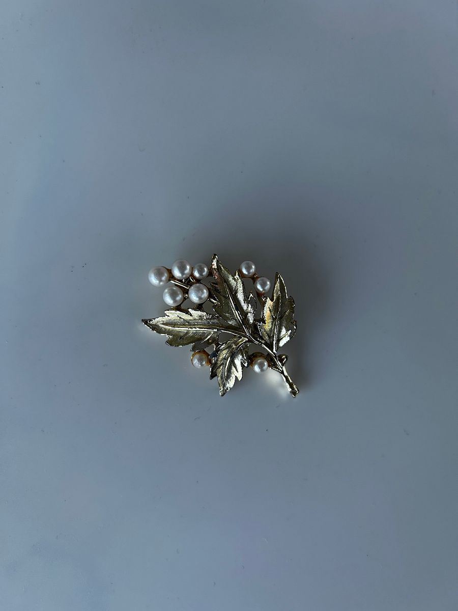 Vintage Gold Tone Leaves Faux Pearls Brooch product image (2)