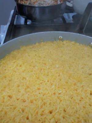 ​Arroz Imperial: ¡El Plato que Merece la Realeza! 👑 ​Para el Pollo Guisado: ​Pollo (pechugas o muslos sin hueso): 1 a 1.5 kg ​Caldo de pollo: Suficiente para cubrir ​Cebolla mediana, picada: 1 (dividida) ​Ajo, dientes picados: 6 (divididos) ​Hoja de laurel: 2 ​Vino blanco seco: 1/2 taza ​Salsa o puré de tomate: 225g (8 oz) ​Comino, orégano, sal, pimienta: Al gusto ​Para el Arroz Amarillo: ​Arroz de grano largo: 3 tazas ​Caldo de pollo (reservado de la cocción): 6 tazas ​Aceite de oliva: 2 cucharadas ​Pimiento verde, picado: 1/2 ​Bijol o Azafrán: 1 sobre o 1/2 cdta (para color) ​Para el Montaje: ​Mayonesa: 1 a 1.5 tazas ​Queso mozzarella rallado: 450 - 680g (1 a 1.5 lbs) ​Pimientos morrones y Aceitunas: Para decorar (opcional)​Para el Arroz Amarillo: ​#RecetasVirales ​#Foodie ​#RecetaFacil ​#ArrozImperial  ​#ComidaCasera ​ ​ ​