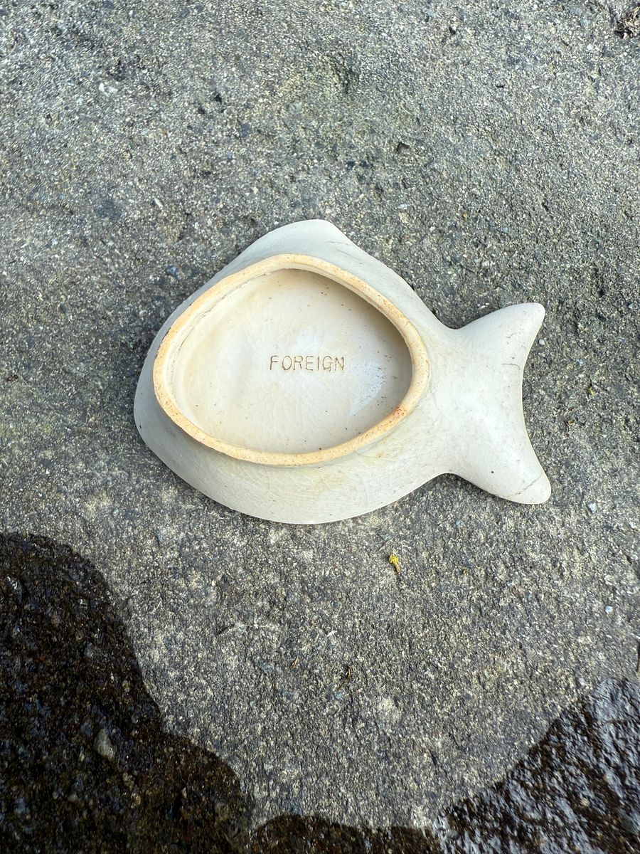 🎎 Vintage Japanese Fish-Shaped Soy Sauce Dish (FOREIGN Stamp) – Meiji-Taisho Era – Japan Antique Roadshow product image (3)