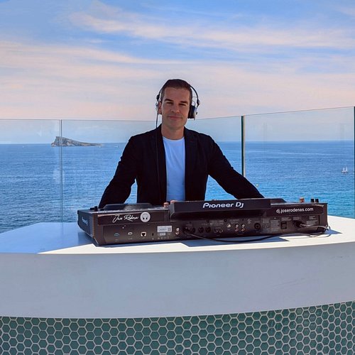 Tengo la suerte de trabajar como DJ vocacional tocando música de la más alta calidad en las mejores ubicaciones de la provinc...
