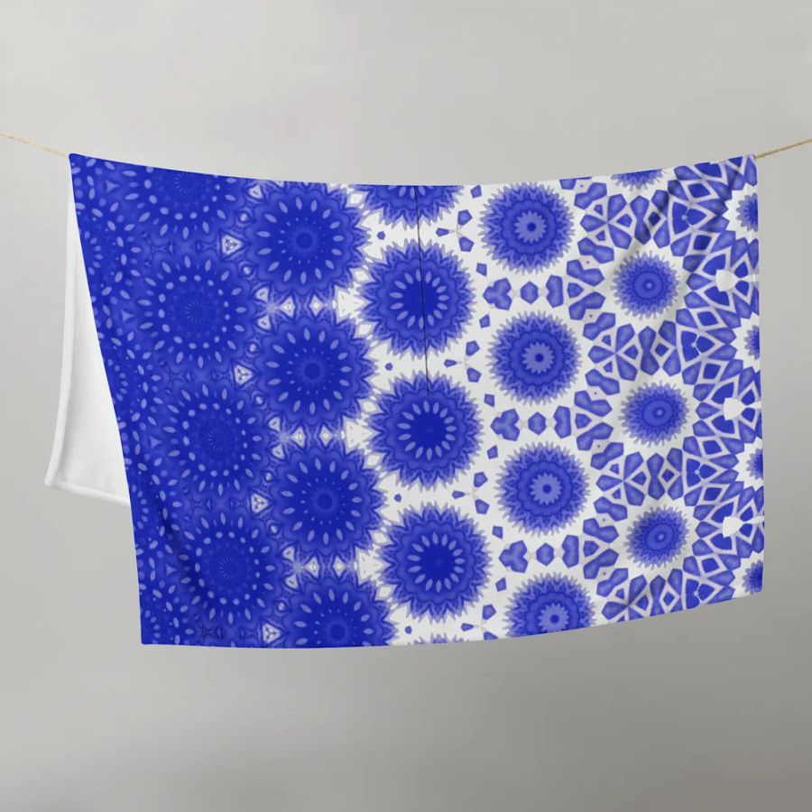 Blue & White Daisy Seamless Patterned Throw Blanket product image (12)