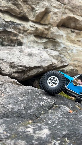 Ray finally pulled the welded buggy out of the garage. Buggy chassis was built by @sessions_microfab. #scx24 #rccrawler #axial