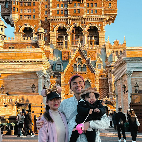 Some of our most favorite snaps at Tokyo DisneySea with our little Skylar! 🌎 This day was truly one for the books, filled wit...
