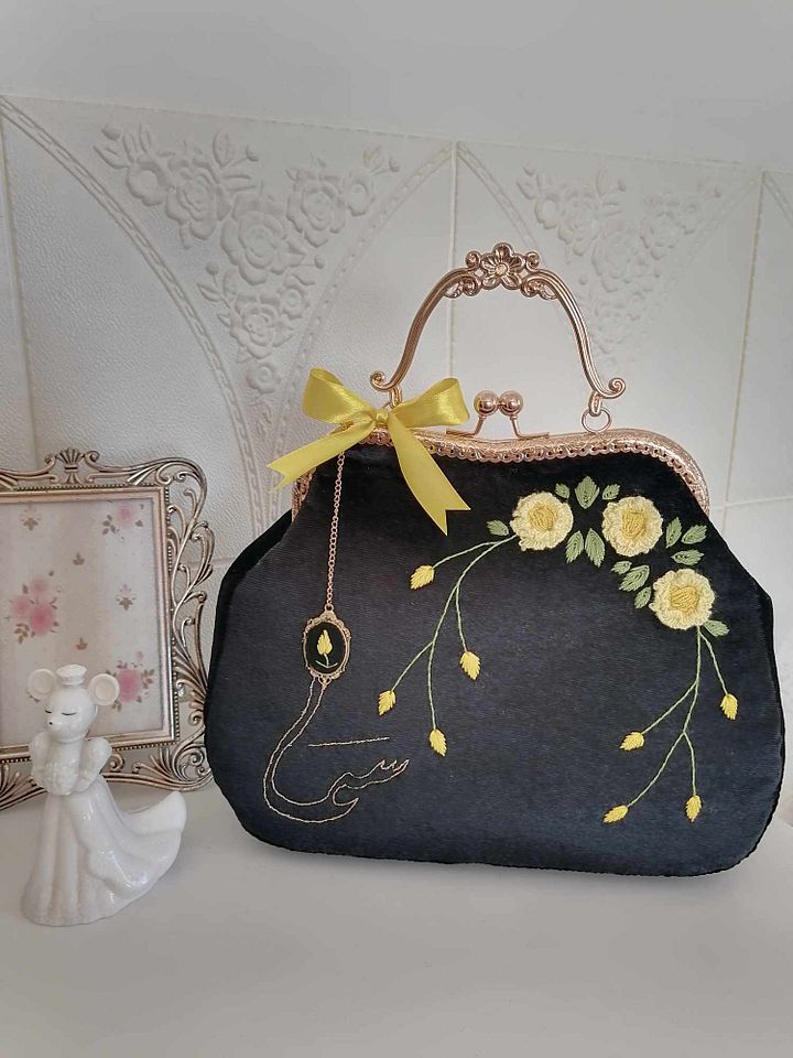 Velvet vintage handbag product image (2)