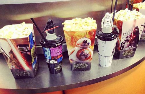 Chewie, we're home! 😊
⠀⠀⠀⠀⠀⠀⠀⠀⠀
#starwars #theforceawakens #tfa #episode #vii #premier #cinema #theater #popcorn #beverage #k...