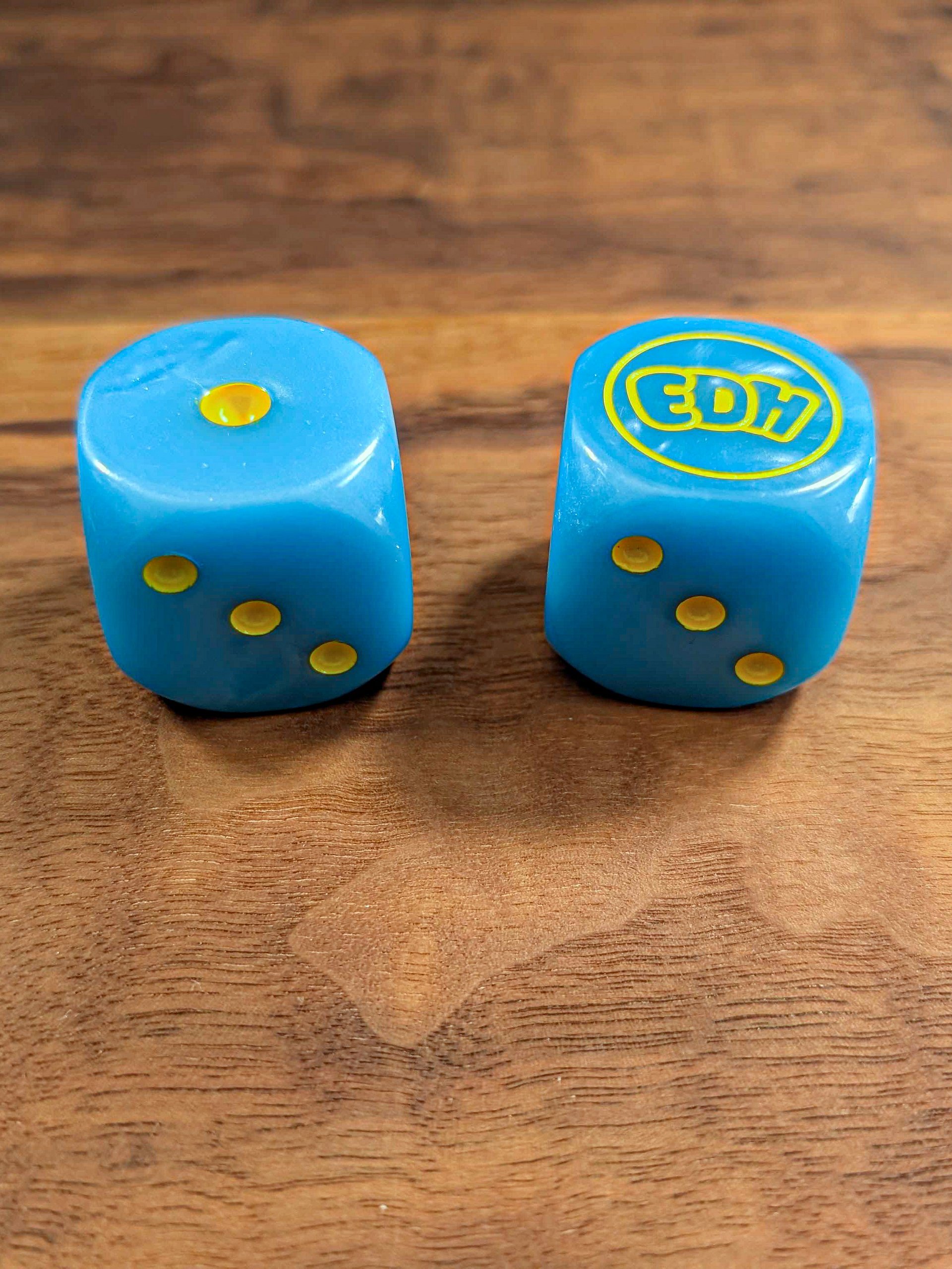 Oversized Pearlescent Blue Dice Set with Yellow Pips - 30mm product image (3)