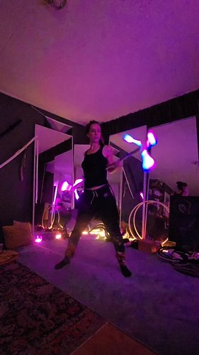 The dragonstaff and I are becoming friends 🧡🐉 

#flowarts #dragonstaff #threeworlds #leddragonstaff