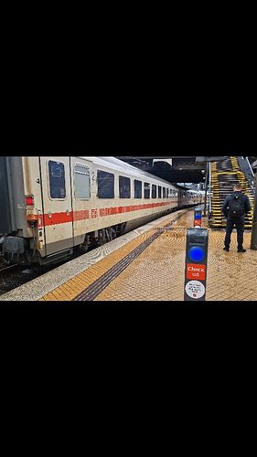 EuroCity-train, EC 399, reversing into Copenhagen Central Station before departure towards Hamburg last Sunday.

°•∆•° 

#dsb...