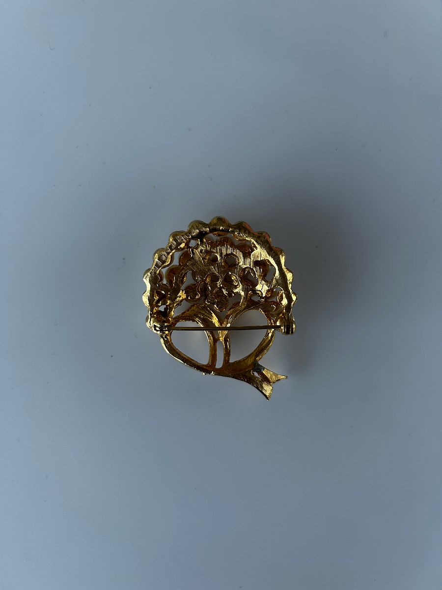 Vintage Gold Tone Faux Pearls Bow Brooch product image (4)