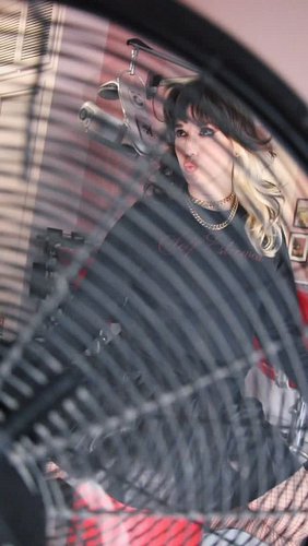 Pourquoi t’écris pas qu’en français Cedeux ?
T’occupes 

🎥 @xsooon 

Traduction musique paroles electro pop rock