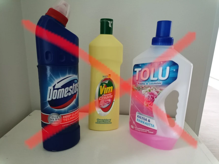 A picture of chemical detergent bottles.