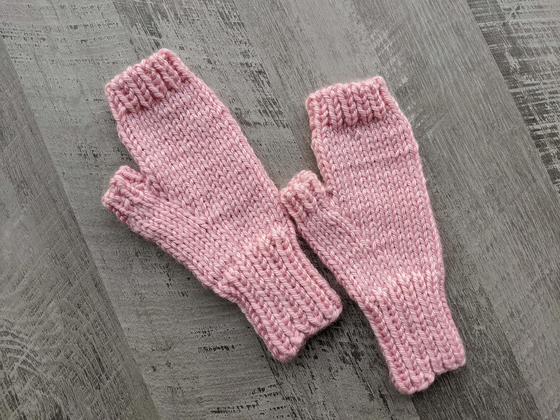 Chunky Knit Fingerless Gloves Pattern product image (7)