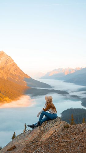Hello October🍂
*
*
*
🎥 @champexcellent 

#fall #banffnationalpark #rockymountains #banff #explorecanada #peytolake #traveldee...