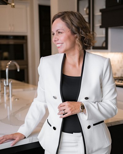 Confidence. Trust. Connection. 📸 We captured brand images that highlight this agent’s professionalism and personality—because...