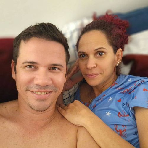 Y así, en este instante perfecto y fugaz,
somos sólo tú y yo, la mujer amada y su amante,
perdidos en el deseo, en el amor, e...