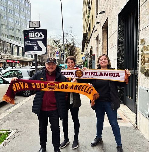 🇫🇮 ➡️ 🇺🇸 ❤️💛
.
.
#asroma #curvasudlosangeles #romaclub #romaclubfinlandia #tifosidellaroma #dajeromadaje #dajeroma